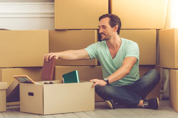 Schöner Mann zieht um — Stockfoto