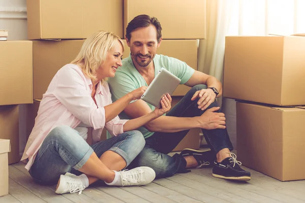 Beautiful mature couple moving — Stock Photo, Image