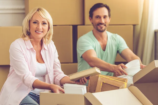 Beautiful mature couple moving — Stock Photo, Image