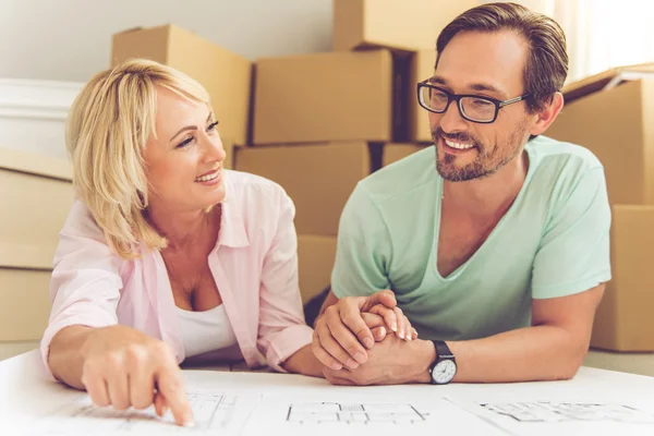 Beautiful mature couple moving — Stock Photo, Image