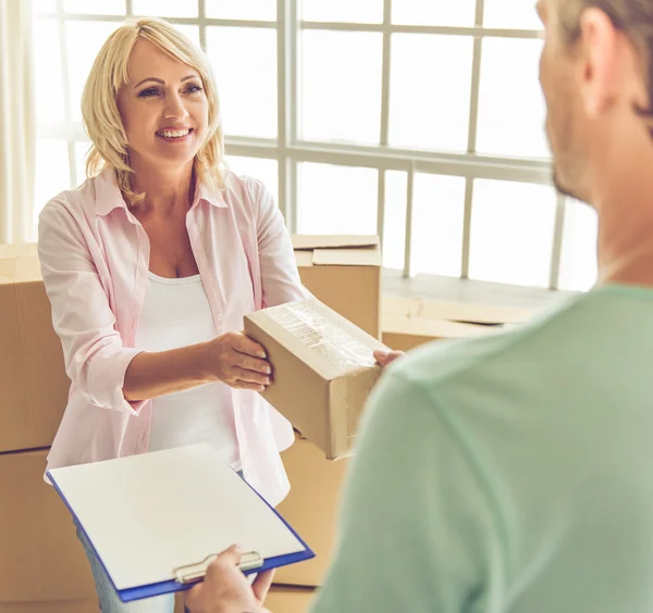 Schöne Frau bewegt sich — Stockfoto