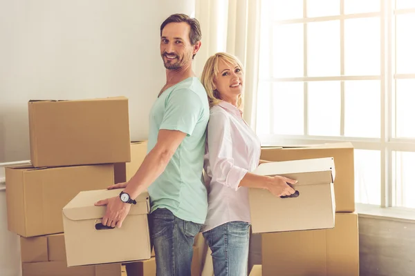 Schönes reifes Paar zieht um — Stockfoto