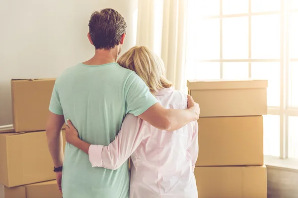 Schönes reifes Paar zieht um — Stockfoto