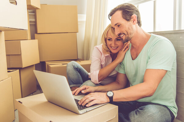 Красивая зрелая пара движется
