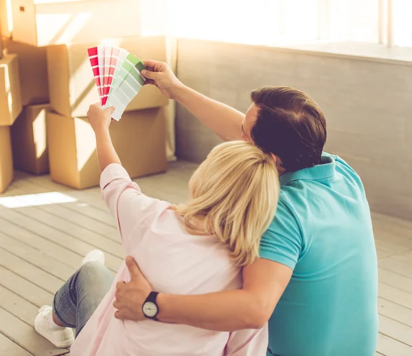 Schönes reifes Paar zieht um — Stockfoto