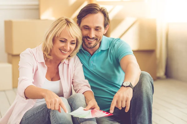 Beautiful mature couple moving — Stock Photo, Image