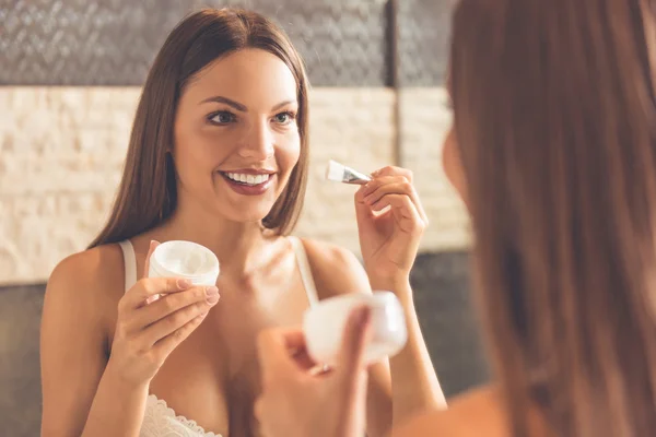 Mooie vrouw in badkamer — Stockfoto