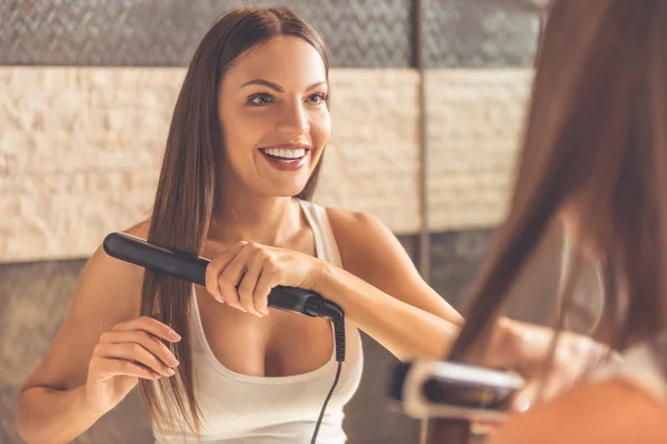 Schöne Frau im Badezimmer — Stockfoto