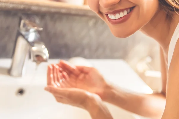 Schöne Frau im Badezimmer — Stockfoto