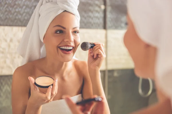 Beautiful woman in bathroom — Stock Photo, Image