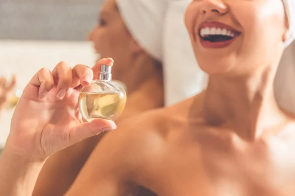 Schöne Frau im Badezimmer — Stockfoto