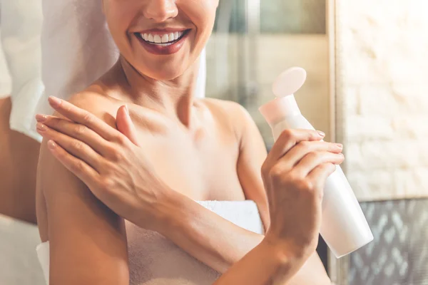 Beautiful woman in bathroom — Stock Photo, Image