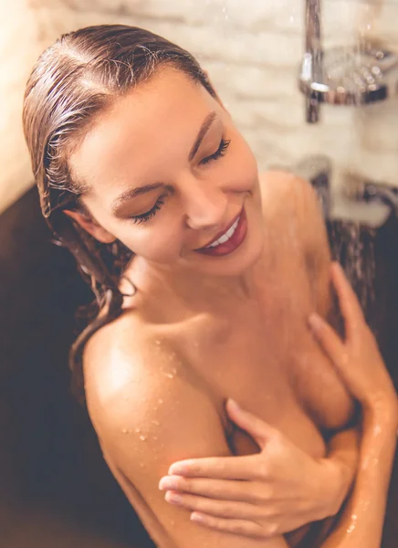 Красива жінка приймає душ — стокове фото