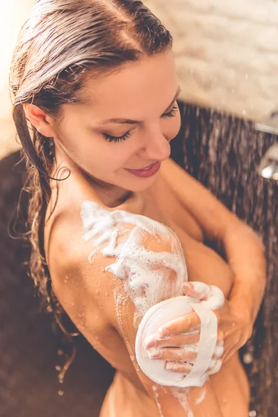 Belle femme prenant une douche — Photo