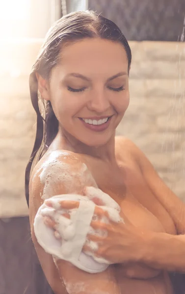 Hermosa mujer tomando ducha — Foto de Stock