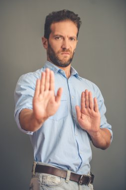 Yakışıklı genç adam.