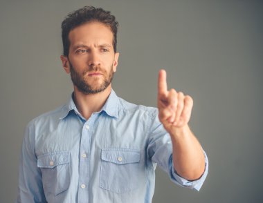 Yakışıklı genç adam.