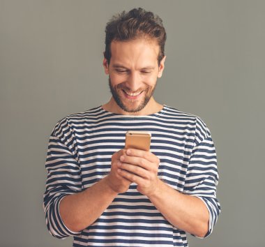 Gadget ile yakışıklı şık adam