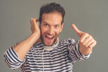 Gadget ile yakışıklı şık adam