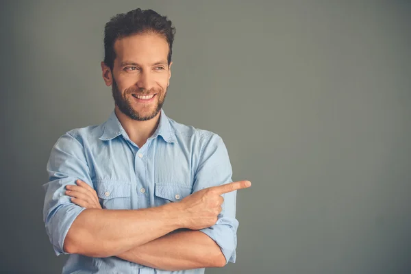 Schöner junger Mann — Stockfoto