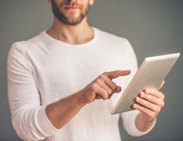 Schöner junger Mann mit Gadget — Stockfoto