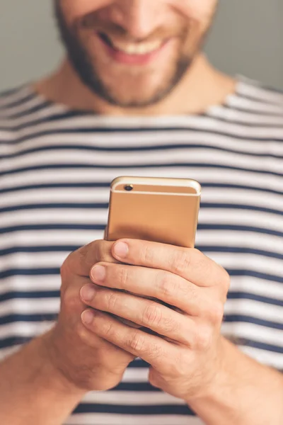 Stilig snygg man med gadget — Stockfoto