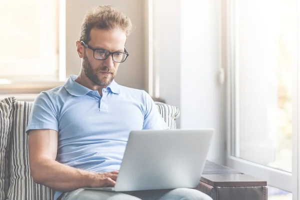 Hombre de negocios guapo en casa — Foto de Stock