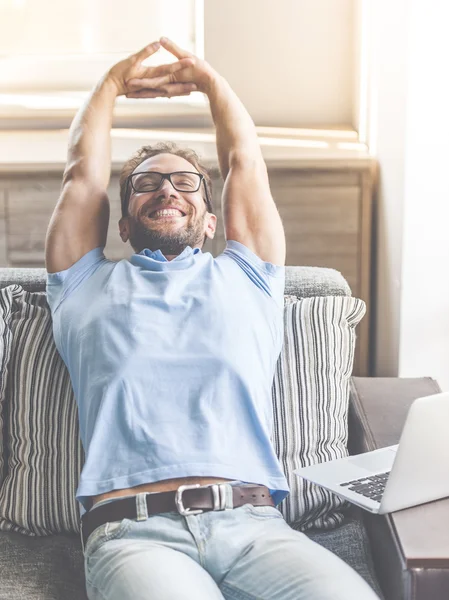 Bonito homem de negócios em casa — Fotografia de Stock