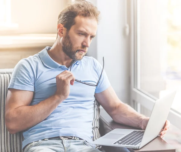 Hombre de negocios guapo en casa — Foto de Stock