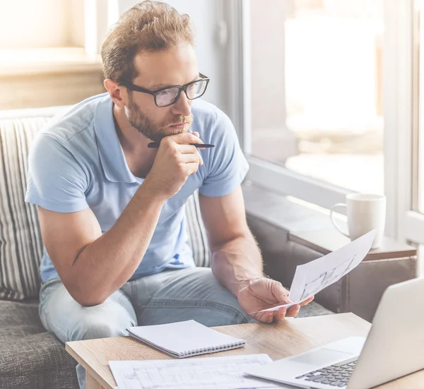 Knappe zakenman thuis — Stockfoto