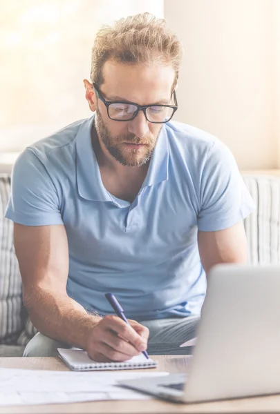 Hombre de negocios guapo en casa —  Fotos de Stock