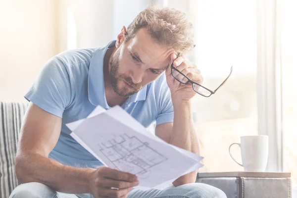 Knappe zakenman thuis — Stockfoto