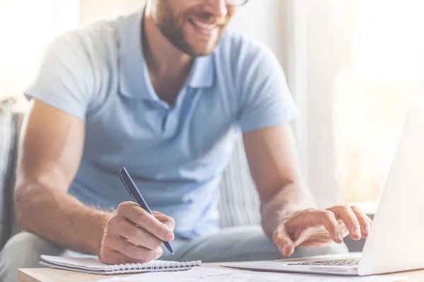 Hombre de negocios guapo en casa — Foto de Stock