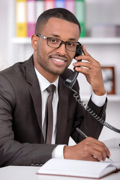 Afrikanischer Geschäftsmann — Stockfoto