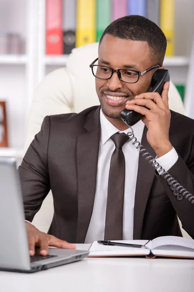 Afrikanischer Geschäftsmann — Stockfoto