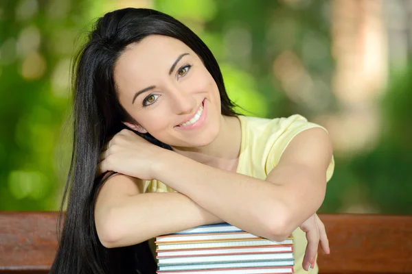 Student in park — Stockfoto