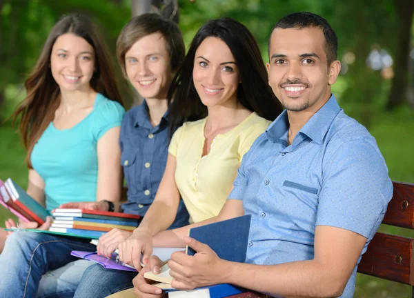 Studente in parco — Foto Stock