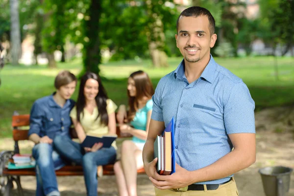 Student in park — Stockfoto