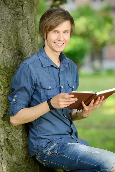 Student w parku — Zdjęcie stockowe