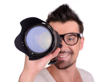 komik adam fotoğrafçı objektif lens, üzerinde beyaz izole aramak