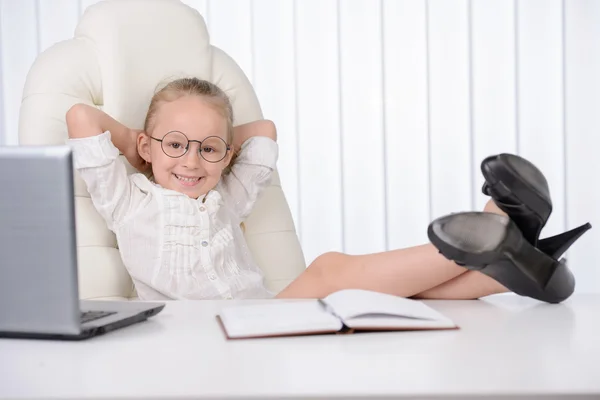 Pequeña dama de negocios — Foto de Stock