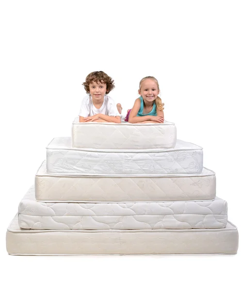 Gyermekek és sok matracok — Stock Fotó