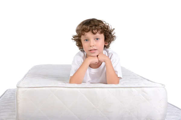 Kinderen en vele matrassen — Stockfoto