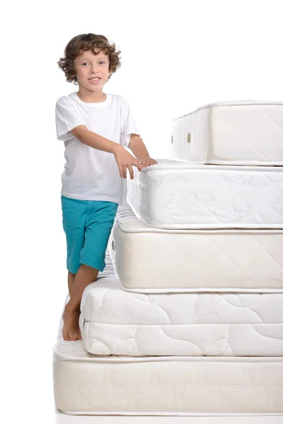 Enfants et nombreux matelas — Photo