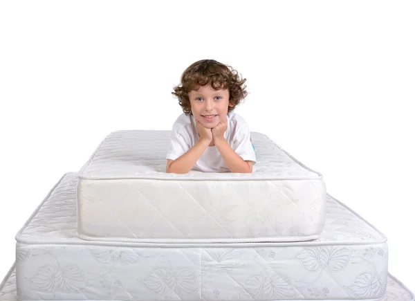 Enfants et nombreux matelas — Photo