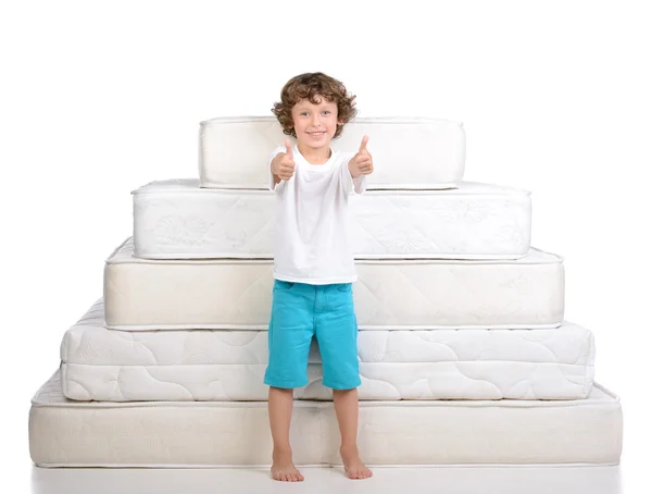 Enfants et nombreux matelas — Photo