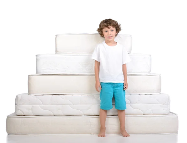 Children and many mattresses — Stock Photo, Image