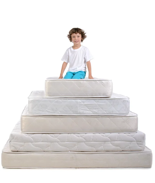 Enfants et nombreux matelas — Photo