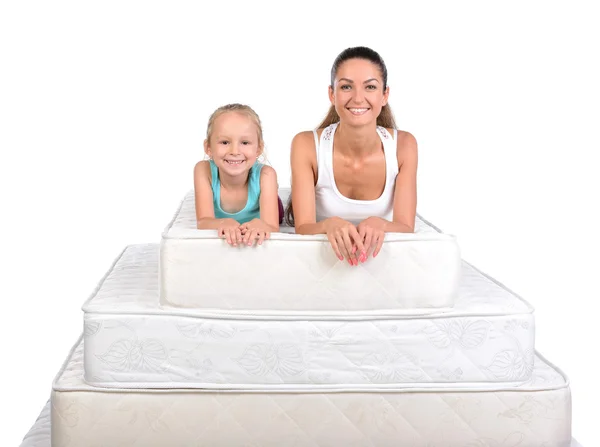 Famille et nombreux matelas — Photo