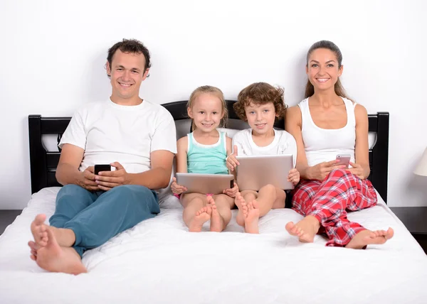 Familia en la cama — Foto de Stock